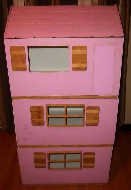 A PINK X3 STORY DOLLS HOUSE WITH LIGHTS INSIDE THAT WORKS