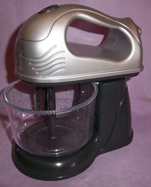 A BATTERY OPERATED MIXER PLAY SET