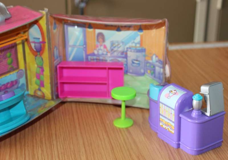 Polly Pocket - Super Stylin Mall - Salon and Bakery - Fold Case