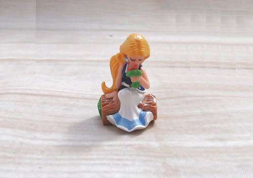 Asterix Kinder Surprise Figurine - Falbala