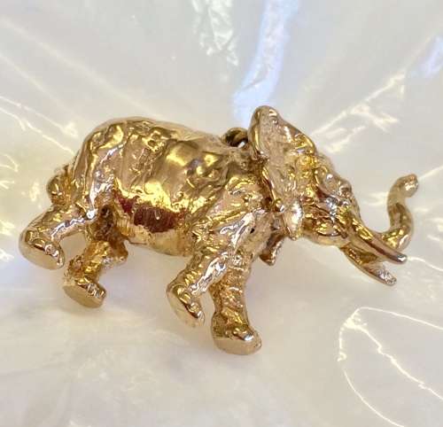 9ct Gold Elephant Pendant - 8.7g - Impressive!