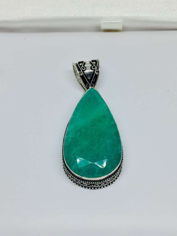 Impressive Emerald Green Quartz Pendant with FREE Chain!