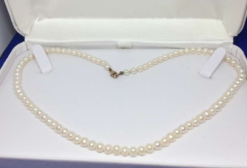 Vintage Genuine Pearl Necklace with 9ct Gold Clasp