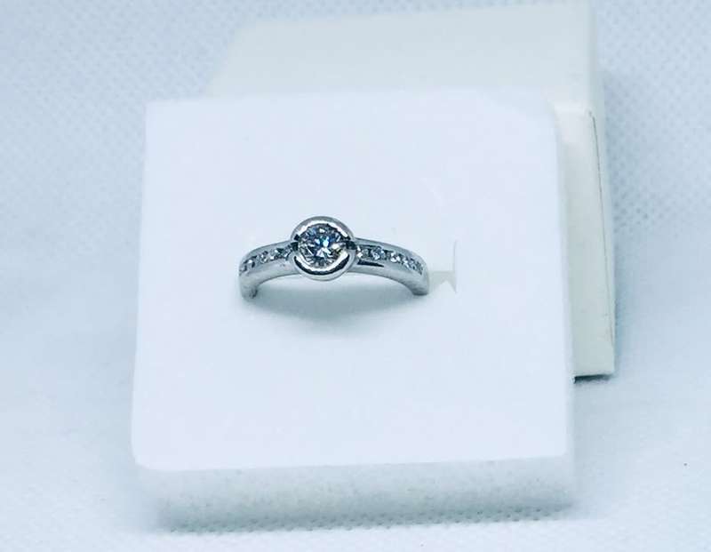 18CT GOLD DIAMOND RING CERTIFIED