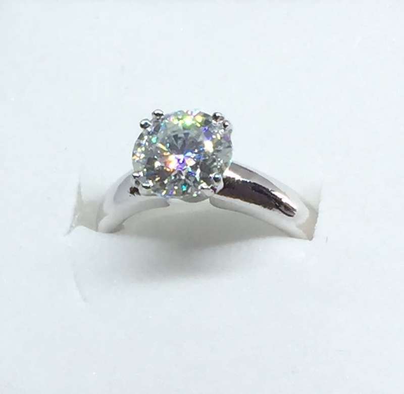 SALE! BEAUTIFUL 2.42CT WHITE MOISSANITE - SPARKLE!