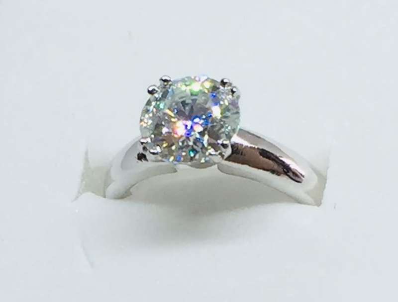 SALE! BEAUTIFUL 2.42CT WHITE MOISSANITE - SPARKLE!