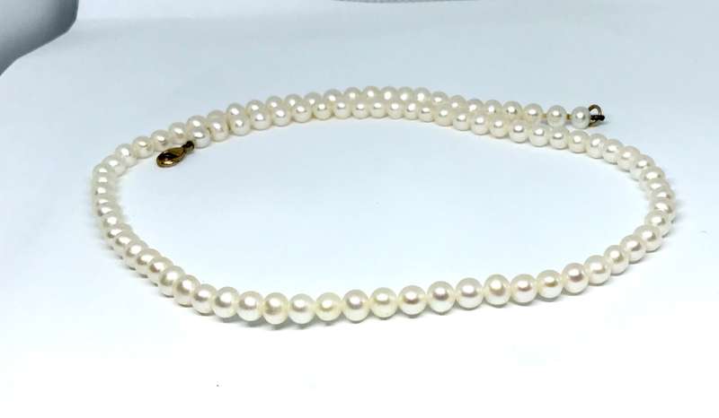 Vintage Genuine Pearl Necklace with 9ct Gold Clasp