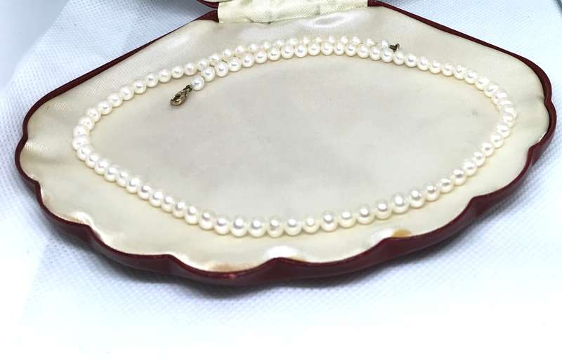 Vintage Genuine Pearl Necklace with 9ct Gold Clasp