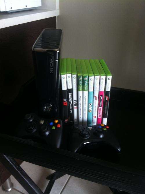 Xbox 360 250GB + 2x controller + 9 games