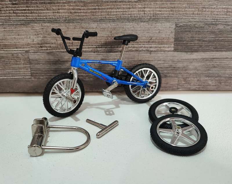 1999 Flick Trix Diamondback(Blue) Finger BMX with Accessories
