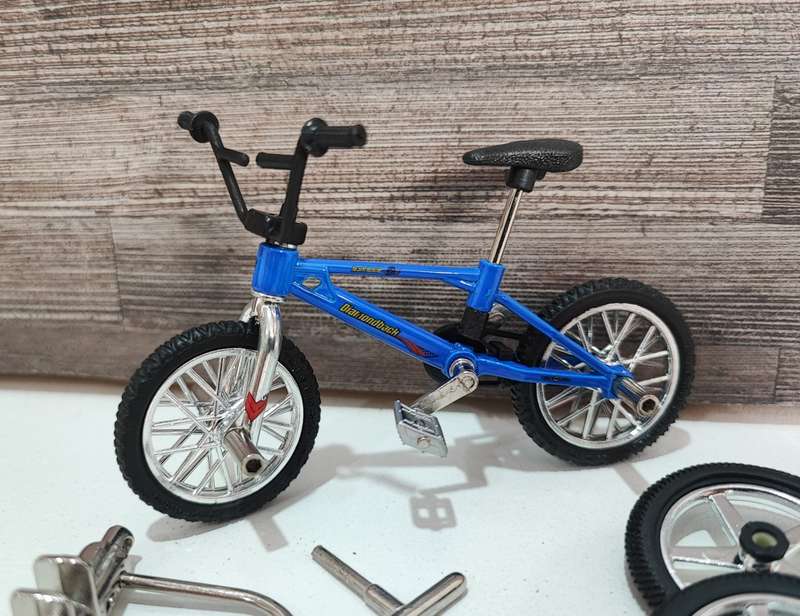 1999 Flick Trix Diamondback(Blue) Finger BMX with Accessories