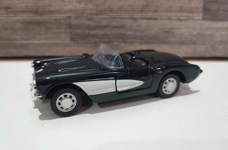 Maisto 57 Chevrolet Corvette Model Car