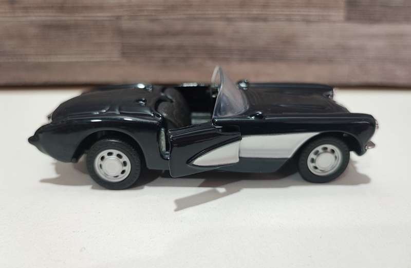 Maisto 57 Chevrolet Corvette Model Car