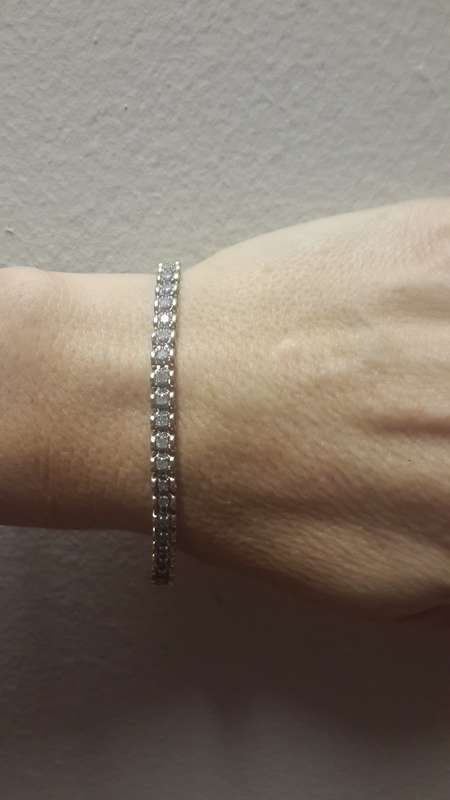 Beautiful refurbished solid 9ct yellow gold and diamond ladies tennis bracelet.