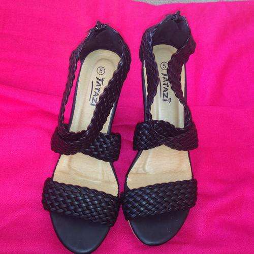 BEAUTIFUL BLACK WEDGES SIZE 5