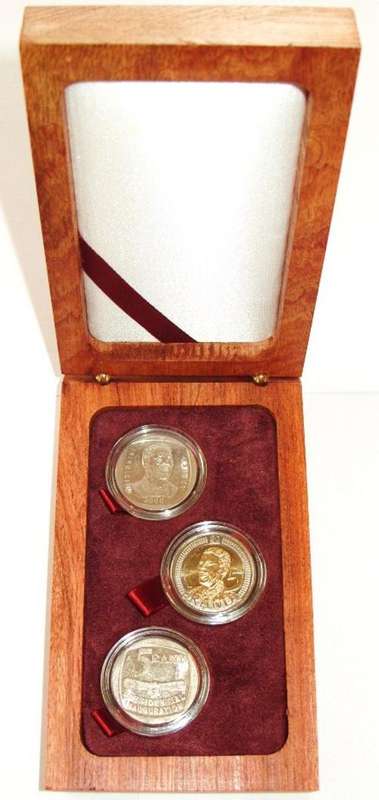 Mandela UNC Commemorative 3 coin R5 Set ~ Encapsuled & Boxed