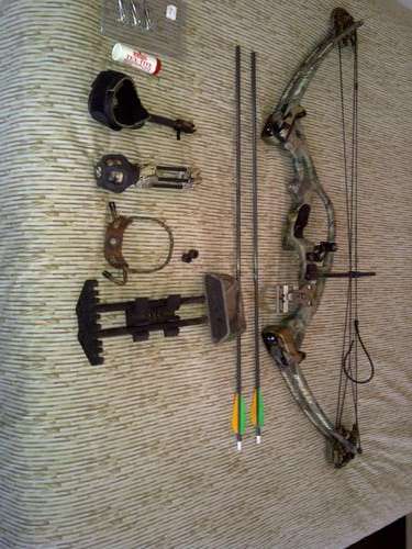 Reflex Grizzly Compound Bow and Accessories