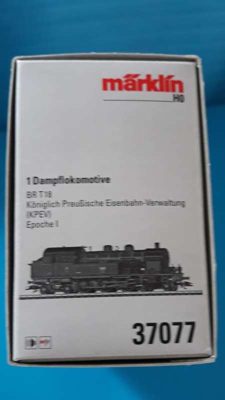 Marklin 37077 Steam Tank Locomotive with matching Marklin 42041, set of 3 pairs of passenger cars