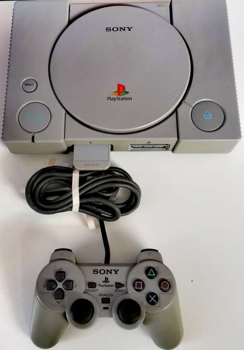 Sony PlayStation 1 Phat + One Game