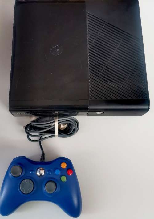 Xbox 360 250GB + One Wired Controler