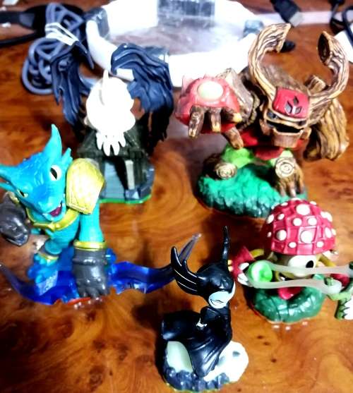 SKYLANDERS PORTAL (XBOX ONE) AND 20 FIGURINES