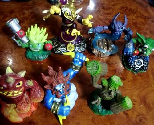 SKYLANDERS PORTAL (XBOX ONE) AND 20 FIGURINES