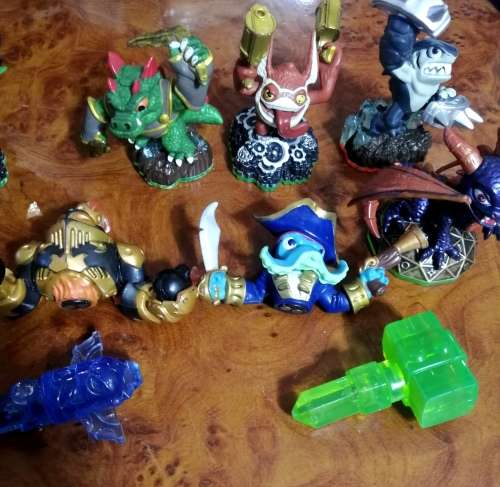 SKYLANDERS PORTAL (XBOX ONE) AND 20 FIGURINES