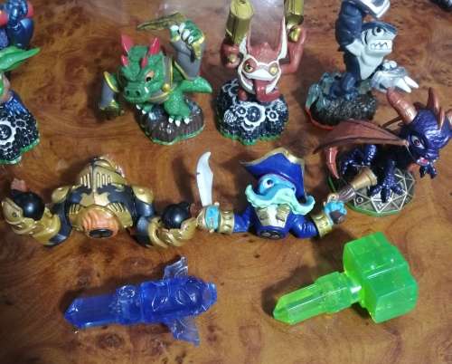 SKYLANDERS PORTAL (XBOX ONE) AND 20 FIGURINES