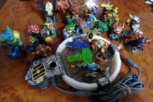 SKYLANDERS PORTAL (XBOX ONE) AND 20 FIGURINES