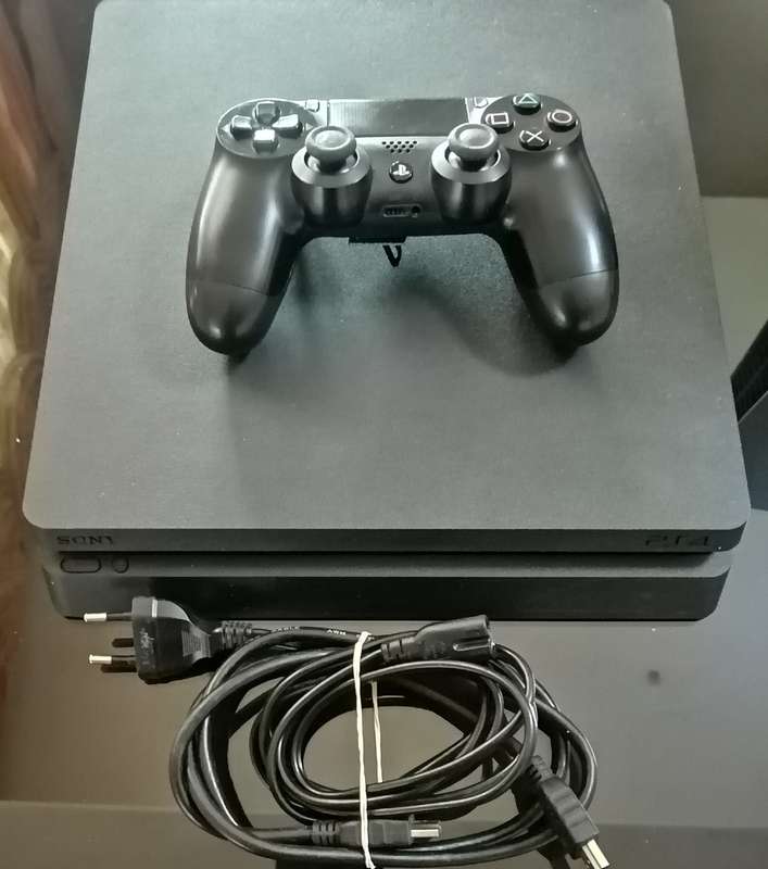 PLAYSTATION 4 CONSOLE 500Gig(GREAT CONDITION)