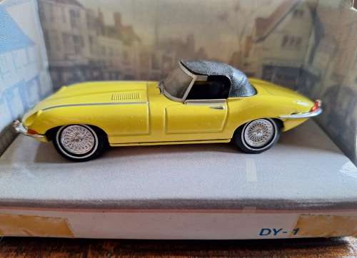 Dinky DY-18 1967 Jaguar E Type MK