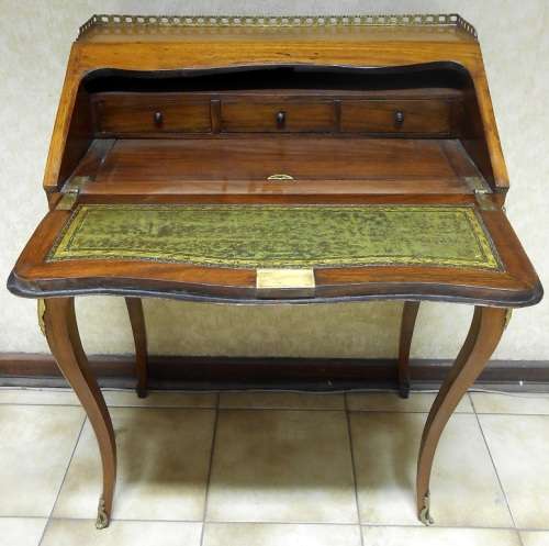 Beautiful French inlay Bureau de dame