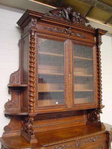 Huntingstyle cabinet in oak