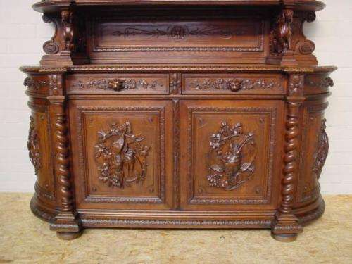 Huntingstyle cabinet in oak