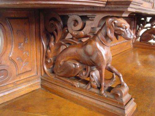 Huntingstyle cabinet in oak