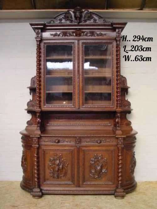 Huntingstyle cabinet in oak