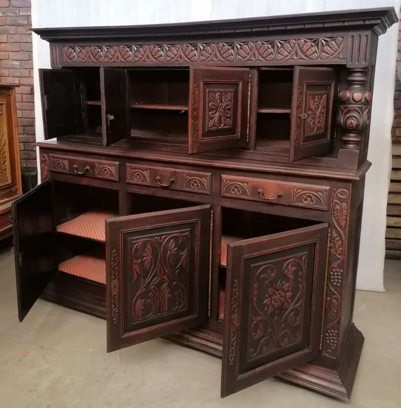 Oak Court Cabinet