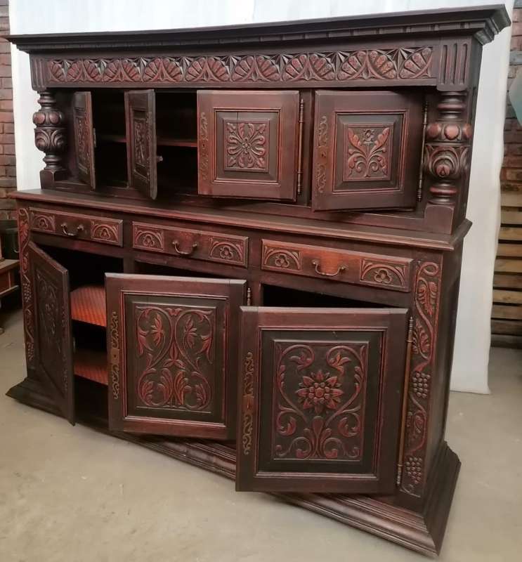 Oak Court Cabinet