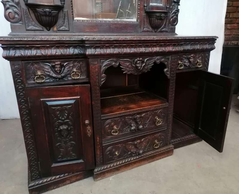 Beautiful Oak Jacobean carved Sideboard