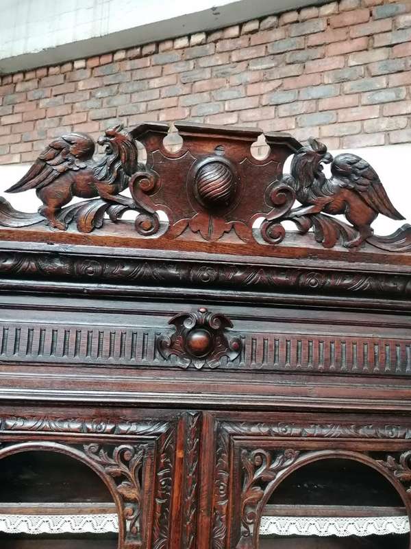 Oak Huntingstyle cabinet with quality carve work