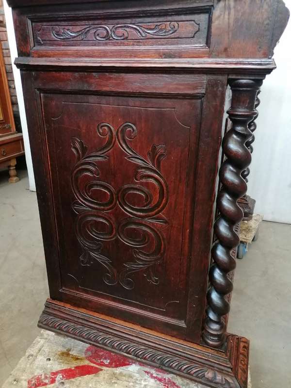 Oak Huntingstyle cabinet with quality carve work