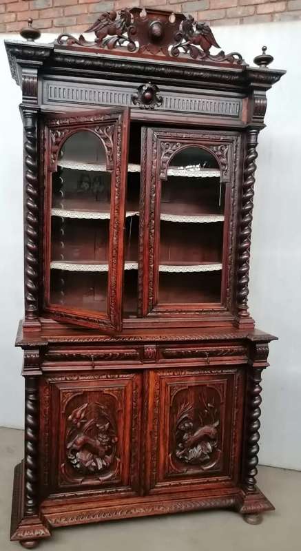 Oak Huntingstyle cabinet with quality carve work