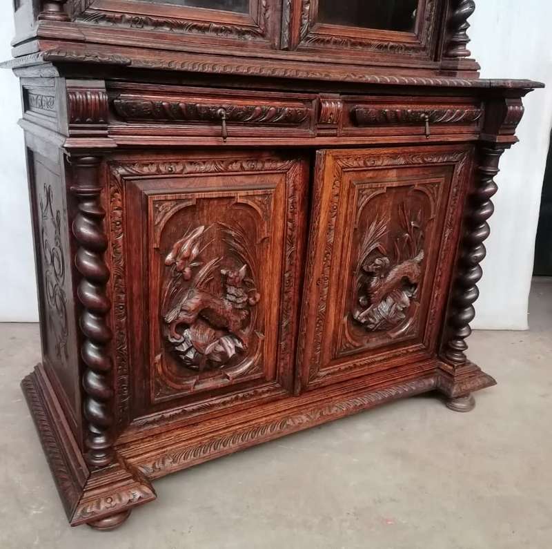 Oak Huntingstyle cabinet with quality carve work