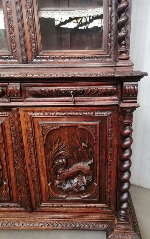Oak Huntingstyle cabinet with quality carve work