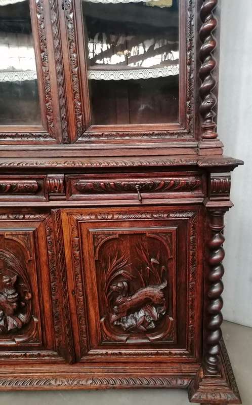 Oak Huntingstyle cabinet with quality carve work
