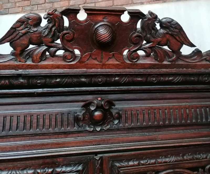Oak Huntingstyle cabinet with quality carve work