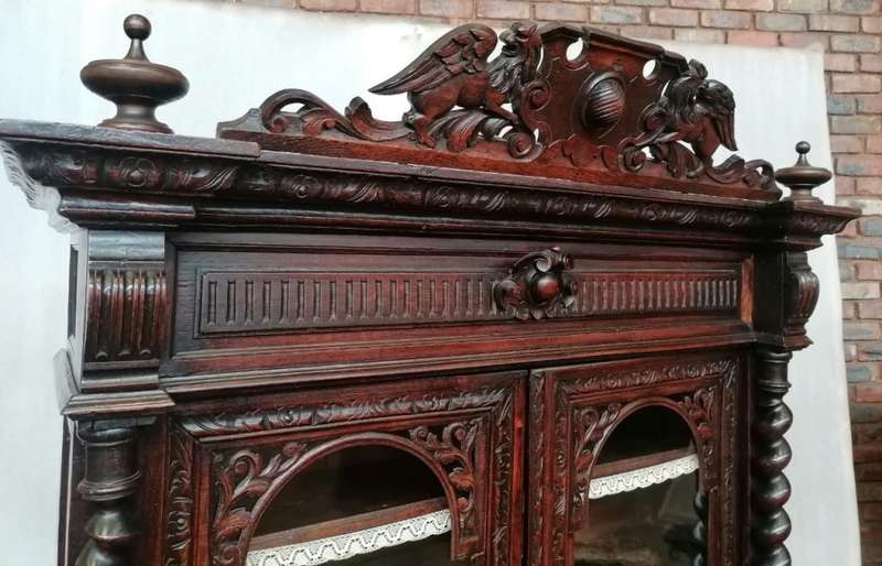 Oak Huntingstyle cabinet with quality carve work