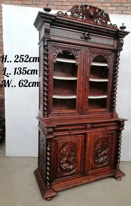 Oak Huntingstyle cabinet with quality carve work
