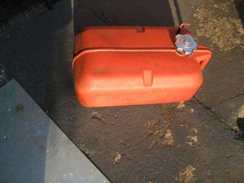RED PLASTIC PETROL TANKS  COMPLY BOATING REG
