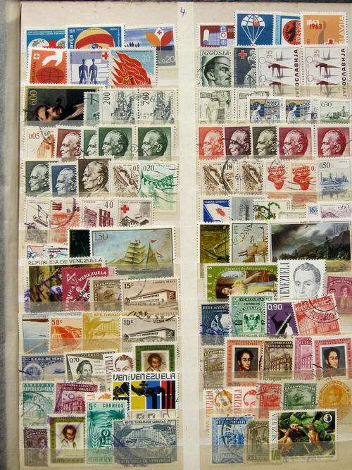 WORLDWIDE - 6 x LOOSE PAGES OF MIXED WORLD - APPROX 450 STAMPS